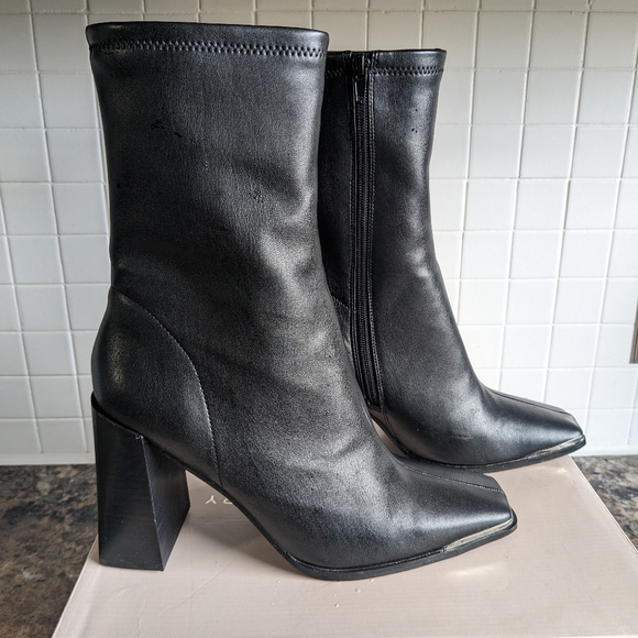 Chinese Laundry Marvin Bootie - Picture 2 of 8